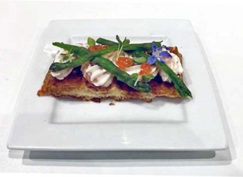Luchtige wafel met zalmmousse